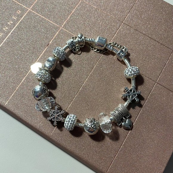 NEW Winter-Themed Silver Metal Charm Bracelet - Picture 2 of 5